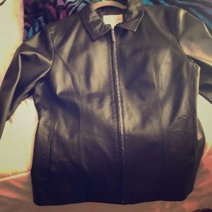 Women’s leather jacket with pockets